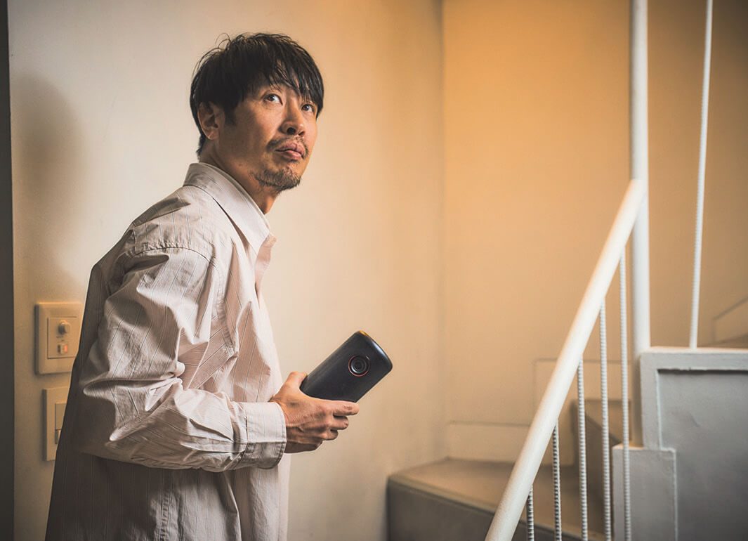 バッテリー内蔵で重量は約850g。部屋の移動からアウトドアまでラクラク持ち運べる