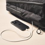 サイドポケットはスマホに優しいチャージステーション！