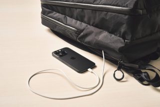 「この多機能リュックがすごい」サイドポケットで簡単スマホ充電！撥水・耐久・防水に優れた“最強通勤バッグ”の実力を解説