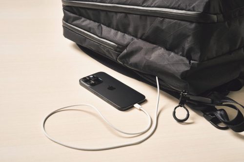 「この多機能リュックサックがすごい」サイドポケットで簡単スマホ充電！撥水・耐久・防水に優れた“最強通勤バッグ”の実力を解説