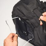 ケーブルホールを活用してスマホを賢く充電できる！