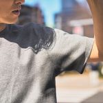 一般的なシャツの場合、上の画像のように、暑い状況でいたら体中から噴出した汗が染み始め、大変なことになってしまうのが常