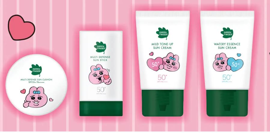 韓国高麗人蔘社 （左）グリーンフィンガー マルチディフェンスUVクッション　SPF50+ PA++++　￥2,980（税込） （中左）グリーンフィンガー マルチディフェンスUVスティック SPF50+ PA++++　￥1,980（税込） （中右）グリーンフィンガー マイルドトーンアップUVクリーム SPF50+ PA++++　50ml　￥1,390（税込） （右）グリーンフィンガー ウォータリーエッセンスUVクリーム　SPF50+ PA++++　50ml　￥1,390（税込） （すべてドン・キホーテにて発売中〈一部店舗を除く〉）