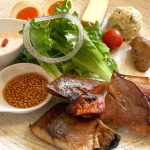 お店の人気メニュー「燻製スペシャルランチ（￥1,800）」