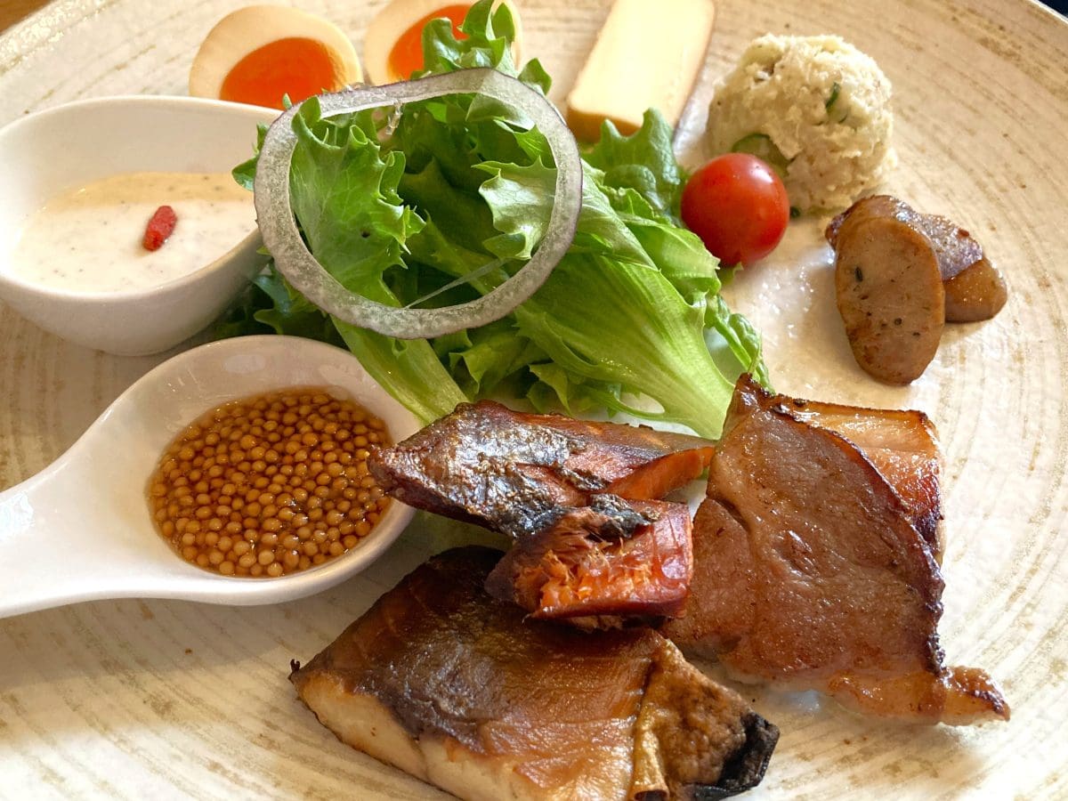お店の人気メニュー「燻製スペシャルランチ（￥1,800）」