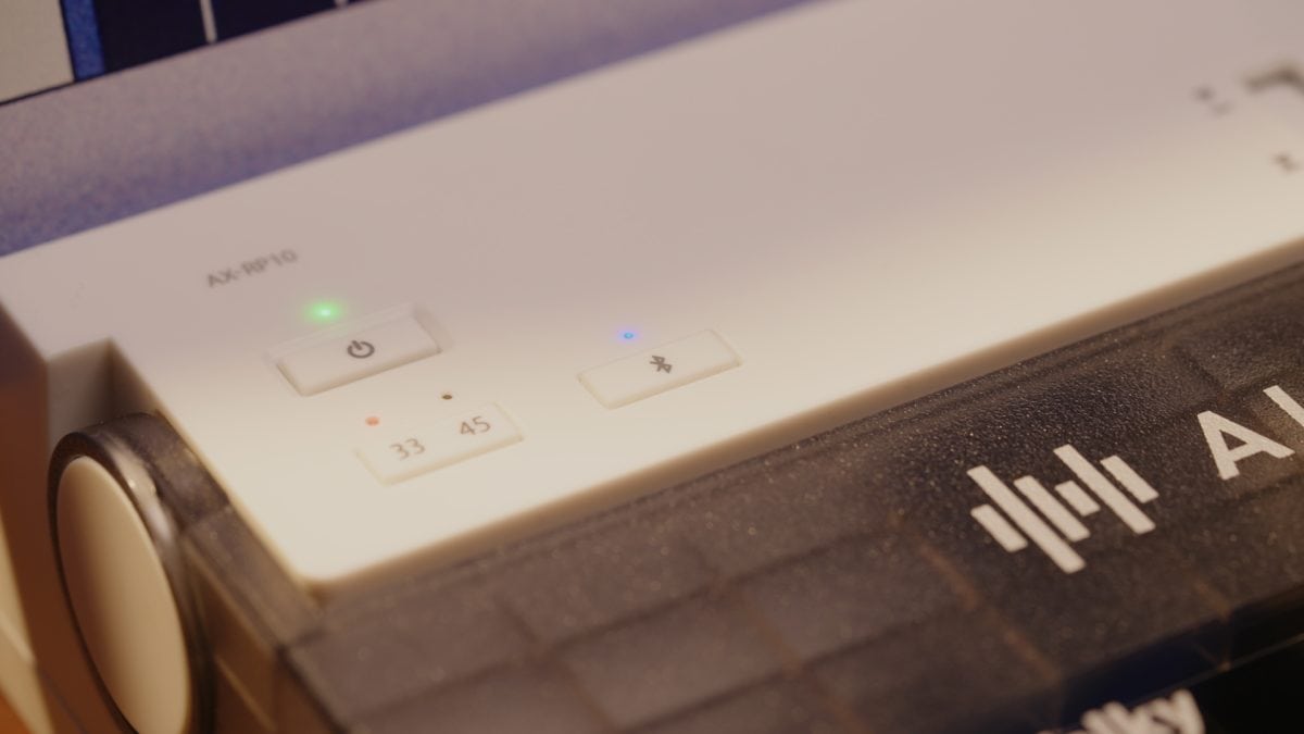 簡単に針を上げ下げできるアームリフターや、レコードの再生が終了するとターンテーブルの回転が自動で停止するオートストップ機能付き