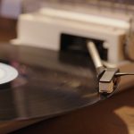 「スリーブをインテリアに！」オーレックスから初心者でも扱いやすい小型レコードプレーヤーが登場