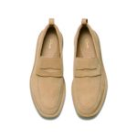 クラークス「マートックロー」￥20,900／ダークサンドスエード