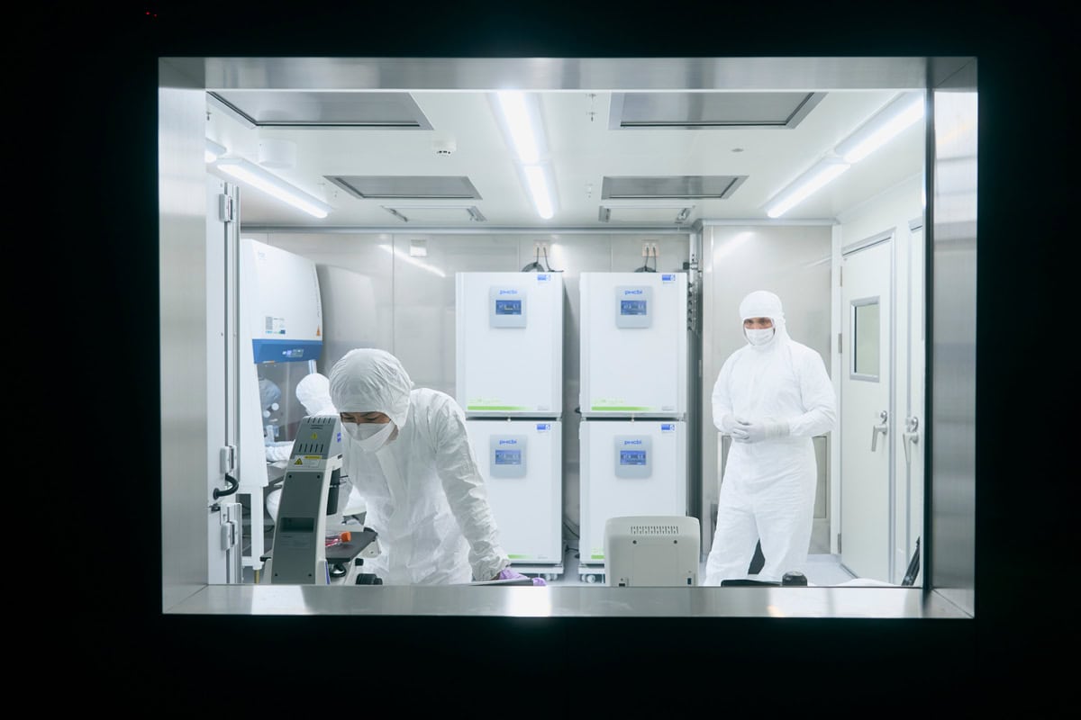院内CPC（細胞培養加工施設）において、すべての培養作業を可視化・記録する体制が整えられている