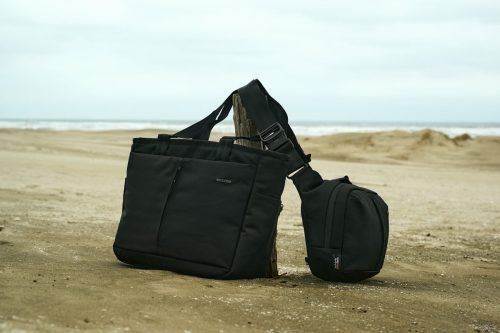 「入荷→完売を繰り返す」インケースの人気シリーズ“トラックス”にビジネスをさらに加速する”スリングバッグ＆トートバッグが仲間入り