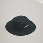 ブリーフィング ゴルフ×アイヴォル「WR ナイロン グラスホールド ワイドハット アイヴォル」￥9,900／ブラック