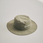 ブリーフィング ゴルフ×アイヴォル「WR ナイロン グラスホールド ワイドハット アイヴォル」￥9,900／オリーブ