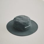 ブリーフィング ゴルフ×アイヴォル「WR ナイロン グラスホールド ワイドハット アイヴォル」￥9,900／グレー
