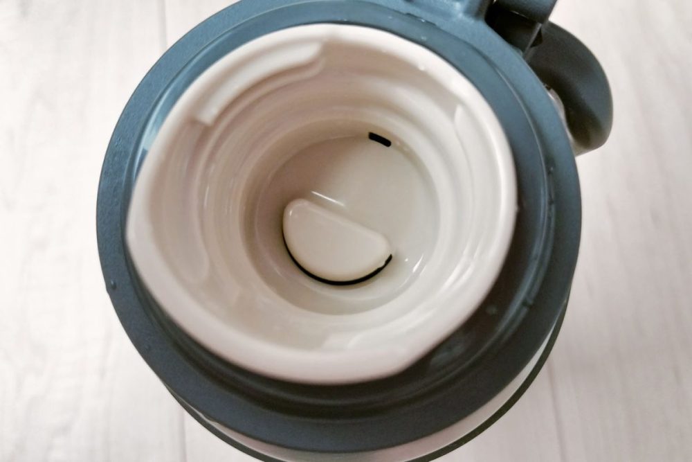 ドバっと出づらい新構造の飲み口でスマートに水分補給