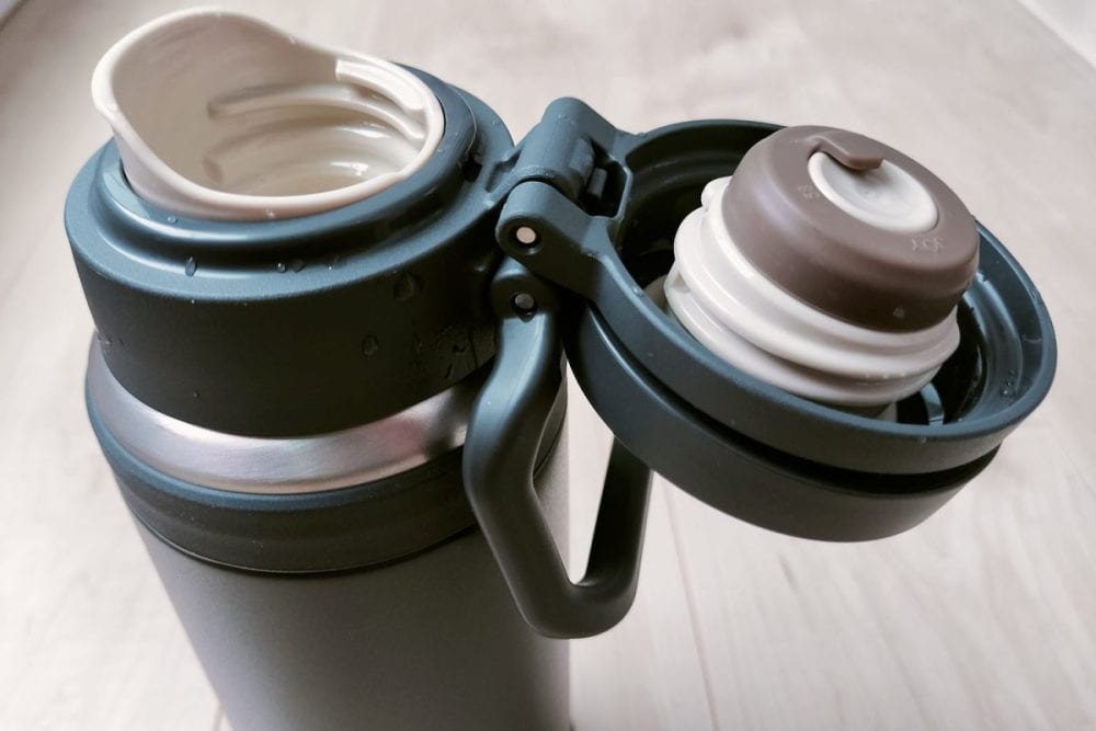 蓋は倒しこむと留まってくれる