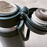 蓋は倒しこむと留まってくれる