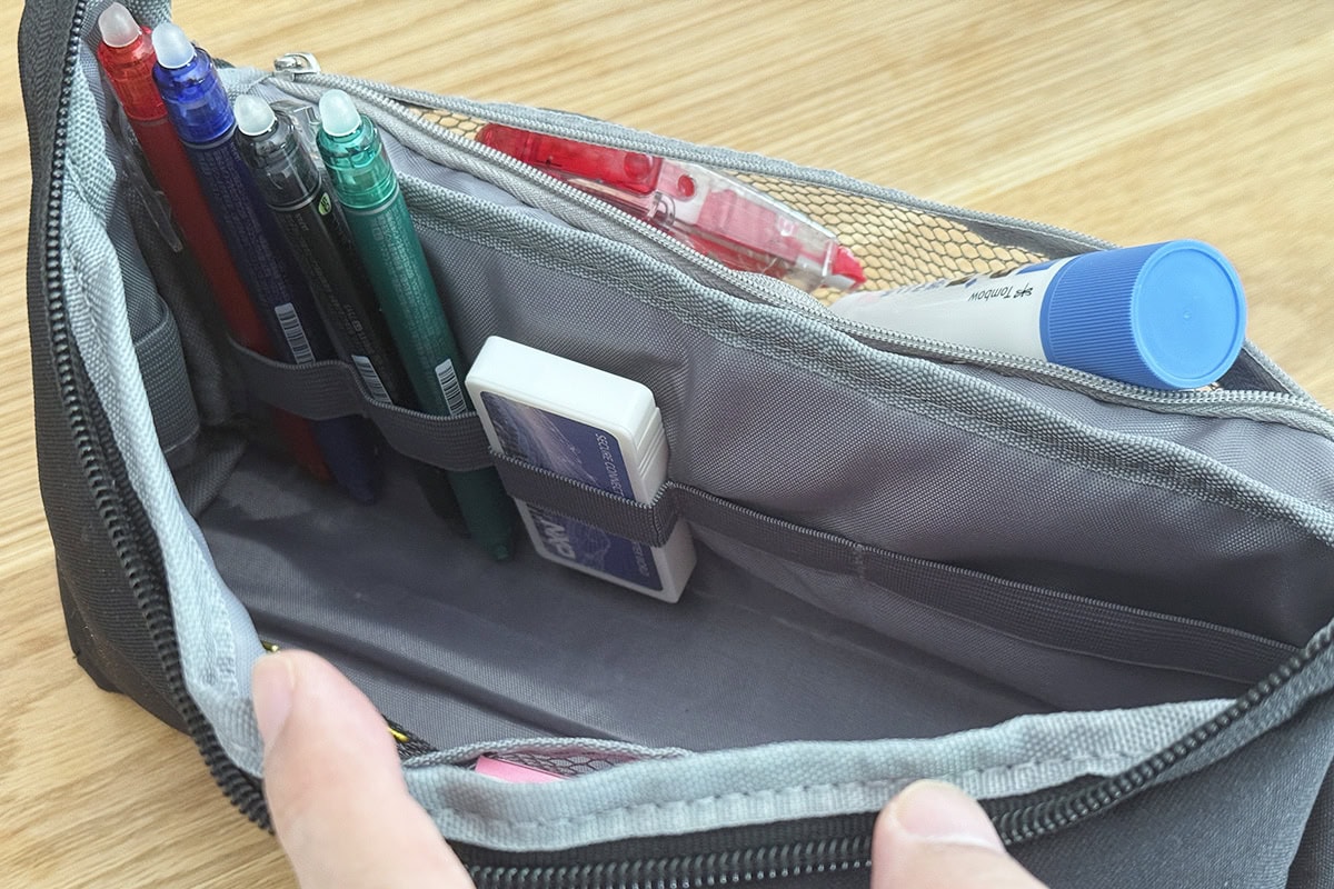 内装にはゴムバンドを用意