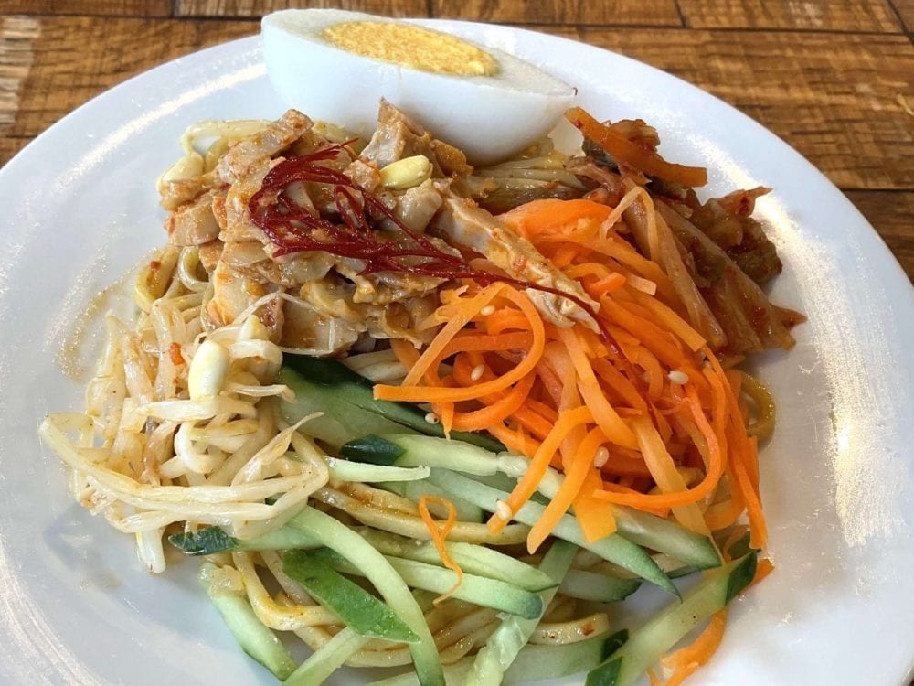 成城石井自家製 自家製ヤンニョムで和えた蒸し鶏とキムチのビビン麺