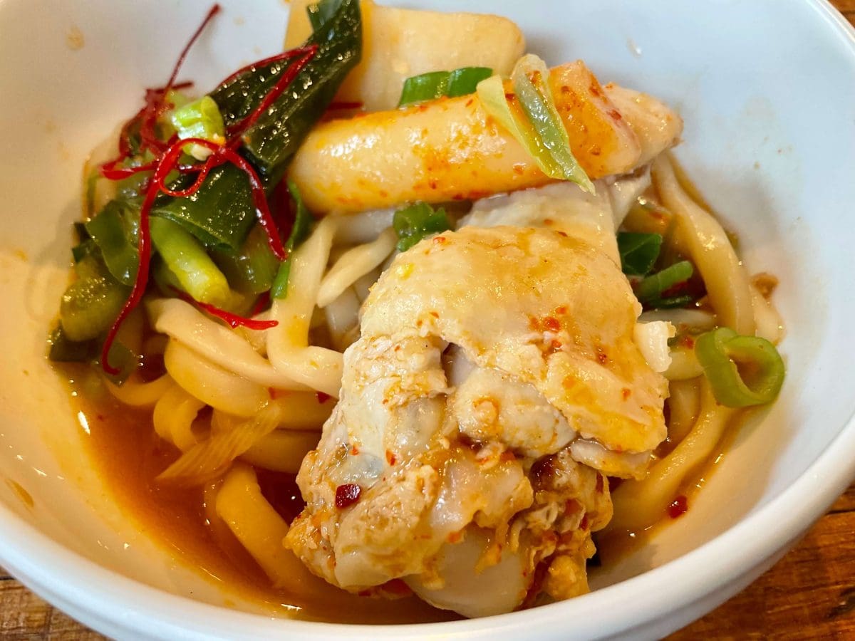 成城石井自家製 自家製カルグクスと骨付き鶏煮出しスープの旨辛うどん（タットリタン風）