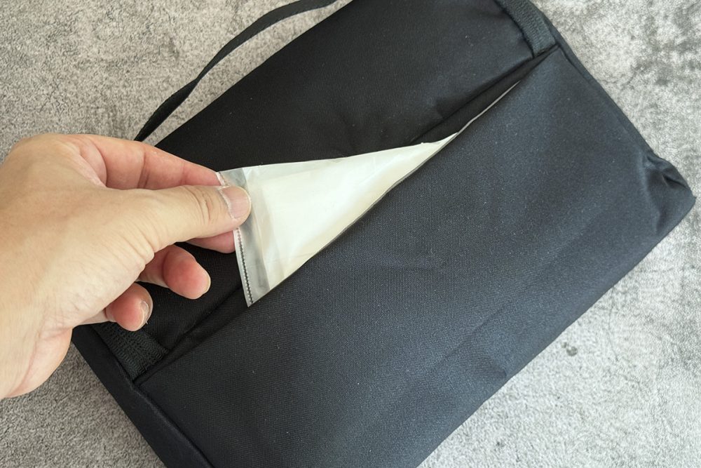 背面にはオープンポケットを装備