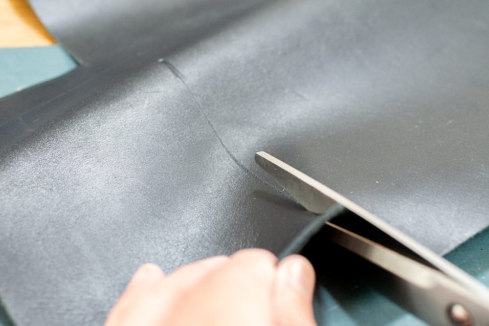 1.5mm厚くらいの革なら、文房具のハサミでも簡単に切ることができます