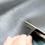 1.5mm厚くらいの革なら、文房具のハサミでも簡単に切ることができます