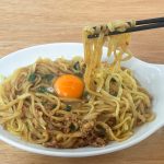 辛さに注意書きのある「台湾まぜそば」は、トッピングしたタマゴのおかげで辛味がまろやかに