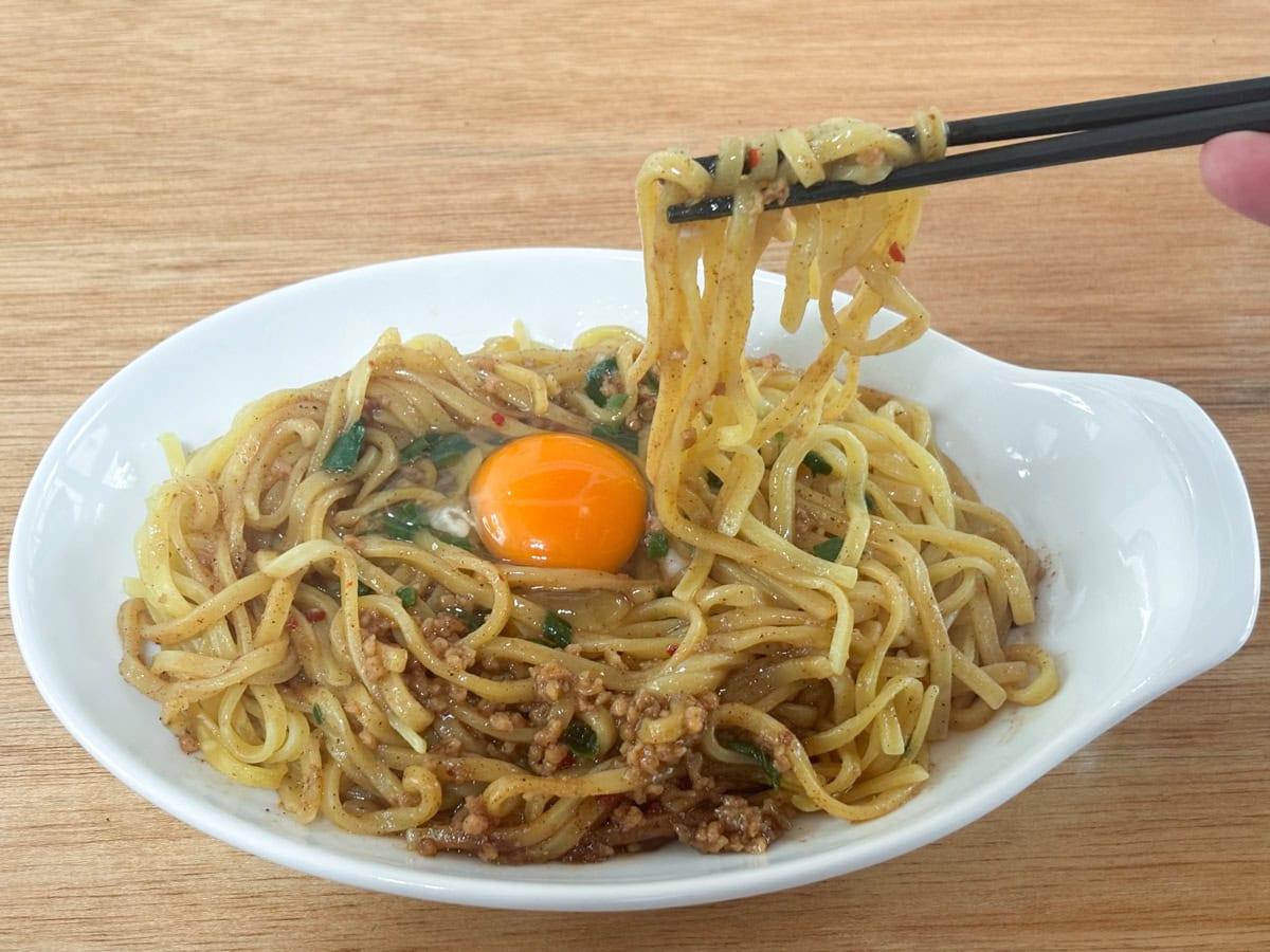 辛さに注意書きのある「台湾まぜそば」は、トッピングしたタマゴのおかげで辛味がまろやかに
