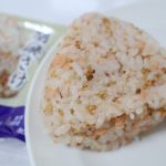 冷凍おにぎりのほうがお米の粒はしっかり感じる食感