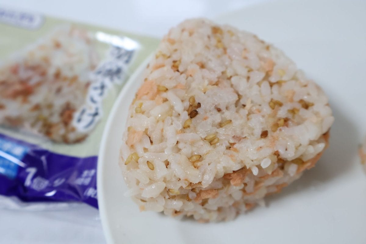 冷凍おにぎりのほうがお米の粒はしっかり感じる食感