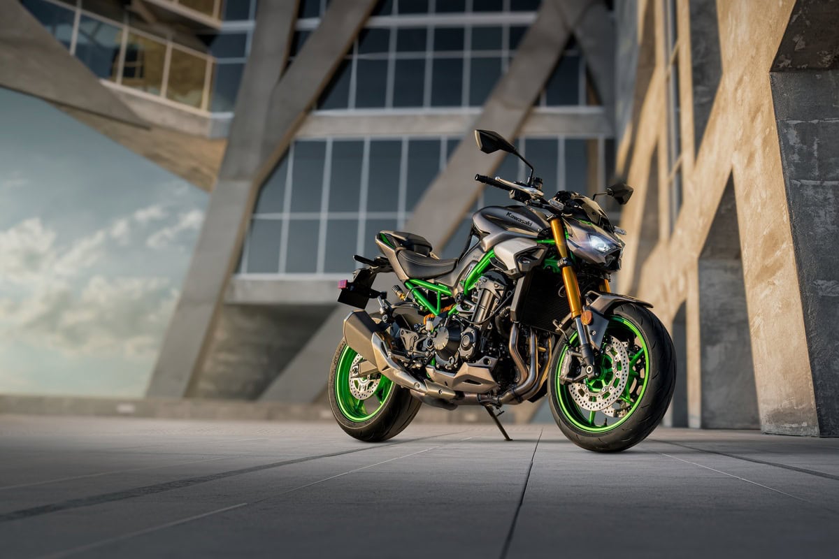 プレデターを彷彿させるスーパーネイキッドモデル、カワサキZ900 SE登場