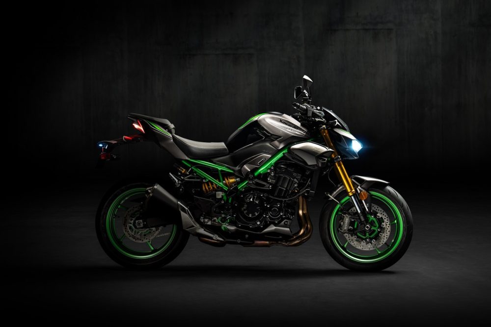 新型「Z900 SE」はそのカラーリングのせいなのか、攻撃的なフォルムがイメージさせるのか、SF映画の主人公「プレデター」に見えてしまう