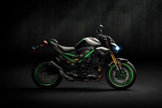 「脱いだらヤバかった新型バイク」プレデターやアイアンマンを彷彿!? スーパーネイキッドモデル“カワサキのZ900 SE”がすごい