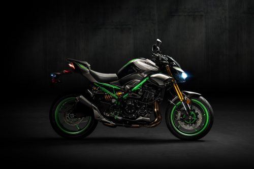「脱いだらヤバかった新型バイク」プレデターやアイアンマンを彷彿!? スーパーネイキッドモデル“カワサキのZ900 SE”がすごい