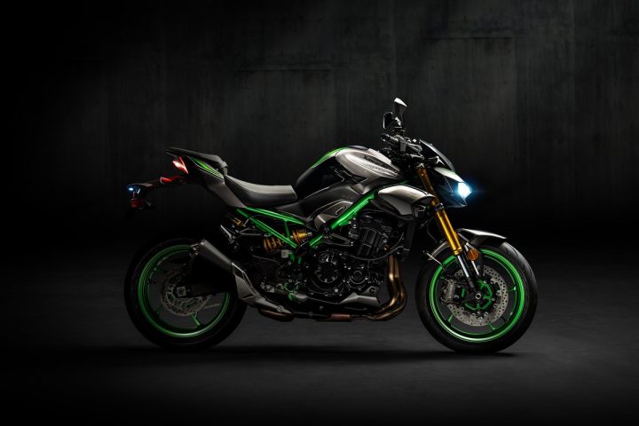 「脱いだらヤバかった新型バイク」プレデターやアイアンマンを彷彿!?スーパーネイキッドモデル“カワサキのZ900SE”がすごい