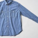 ドロップショルダーに加え、ゆったりとしたシルエットにすることで、羽織ものとしても活躍