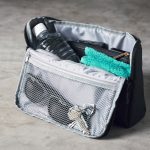 500mLのペットボトルや長財布が入るしっかりサイズ
