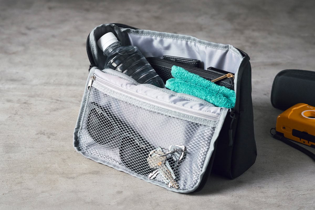 kaws incase コラボ 付属品 この付録、ガチで使える」Incase(インケース)の万能ケースが