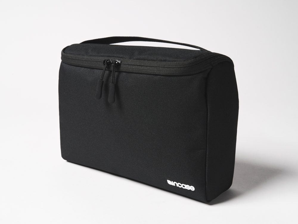 MonoMax6月号特別付録「Incase（インケース）のガバッと開く万能ケース」