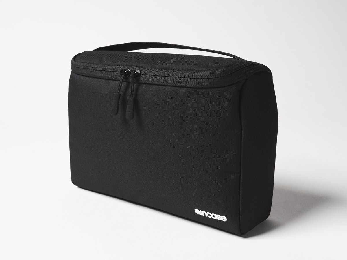 MonoMax6月号特別付録「Incase（インケース）のガバッと開く万能ケース」