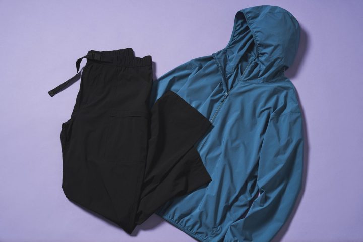 「ユニクロのこれ最強」まさに一軍レベルの梅雨対策ウェア！水に強くて動きやすい“万能すぎるパーカとパンツ”の実力をスタイリストが徹底解説