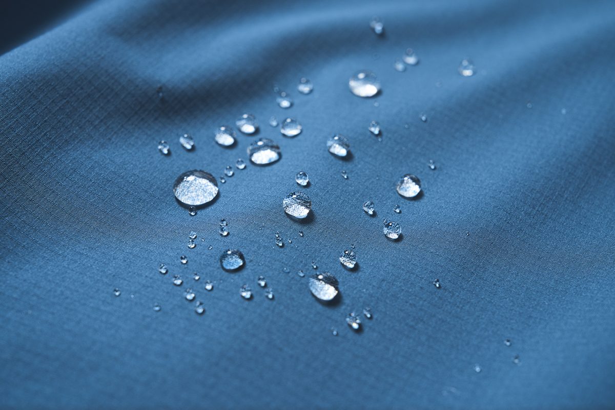 小雨程度なら弾いてくれるはっ水加工を施しており、さらに紫外線を防ぐUVカット機能付き
