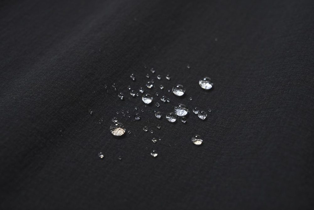 小雨程度なら弾いてくれるはっ水加工