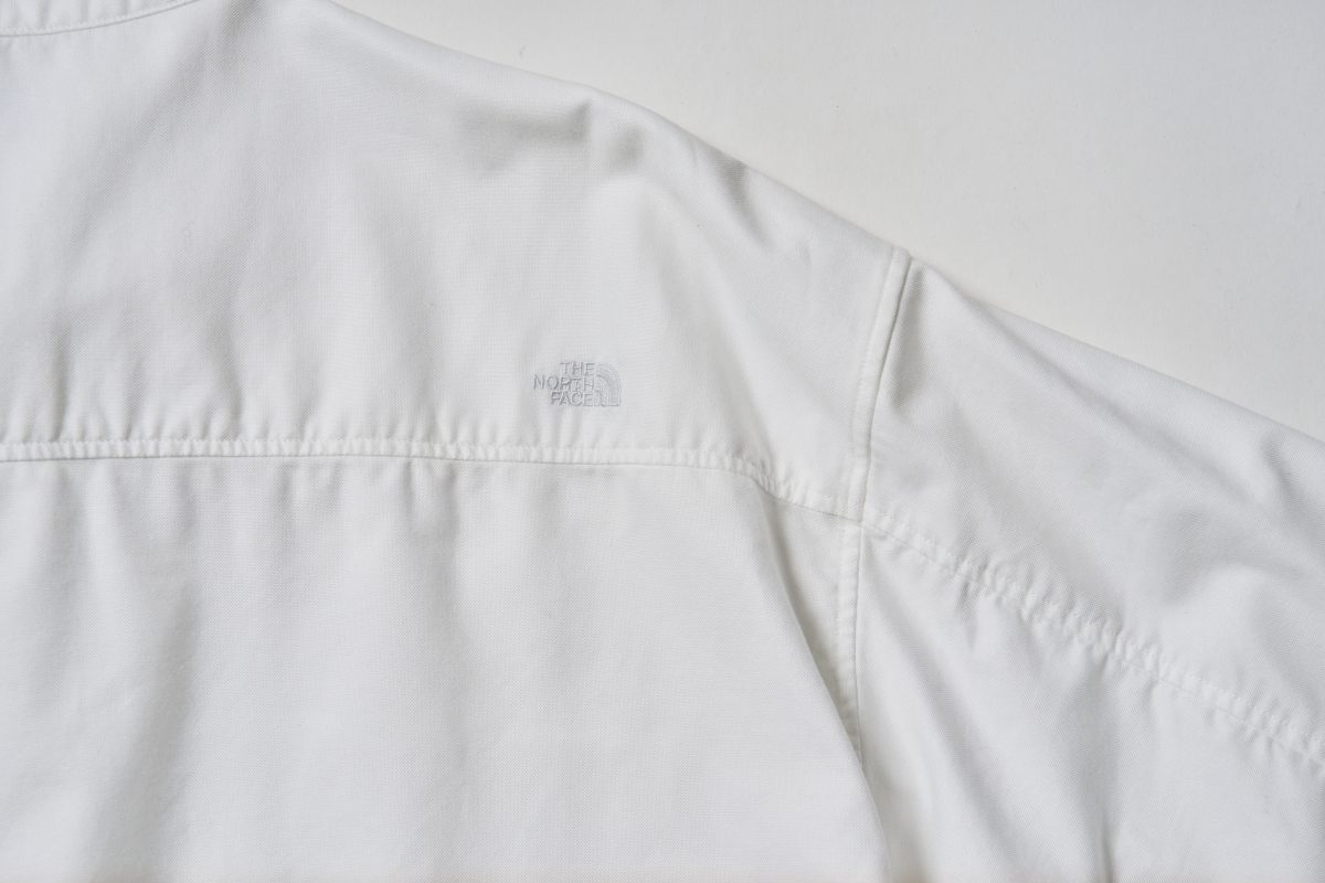 ブランドのアイコニックな存在になっている肩切り替えのデザインに同色のロゴ