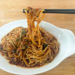 「ジャージャー麺」は太めの丸麺にタレがよく絡みます