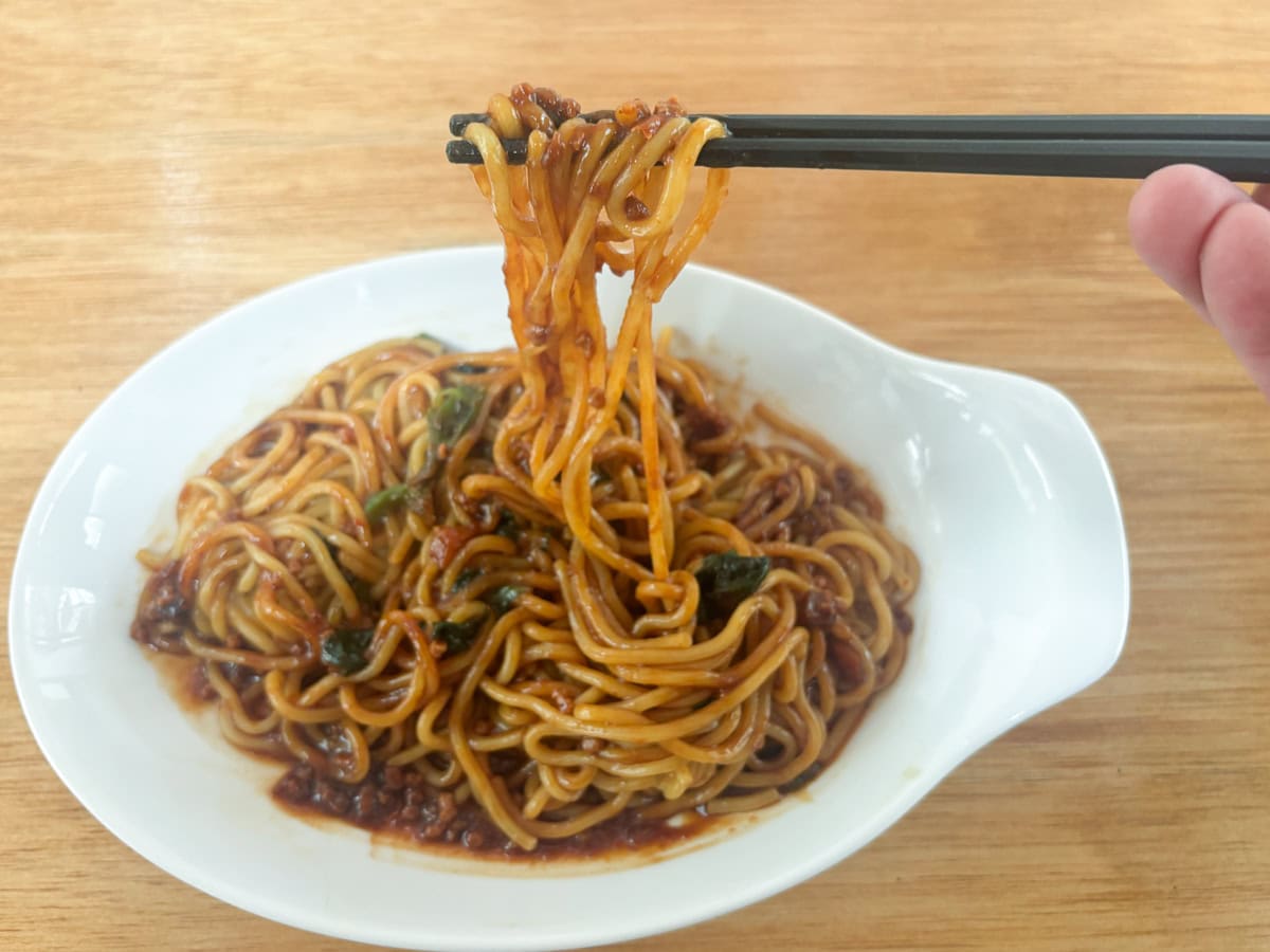 「ジャージャー麺」は太めの丸麺にタレがよく絡みます