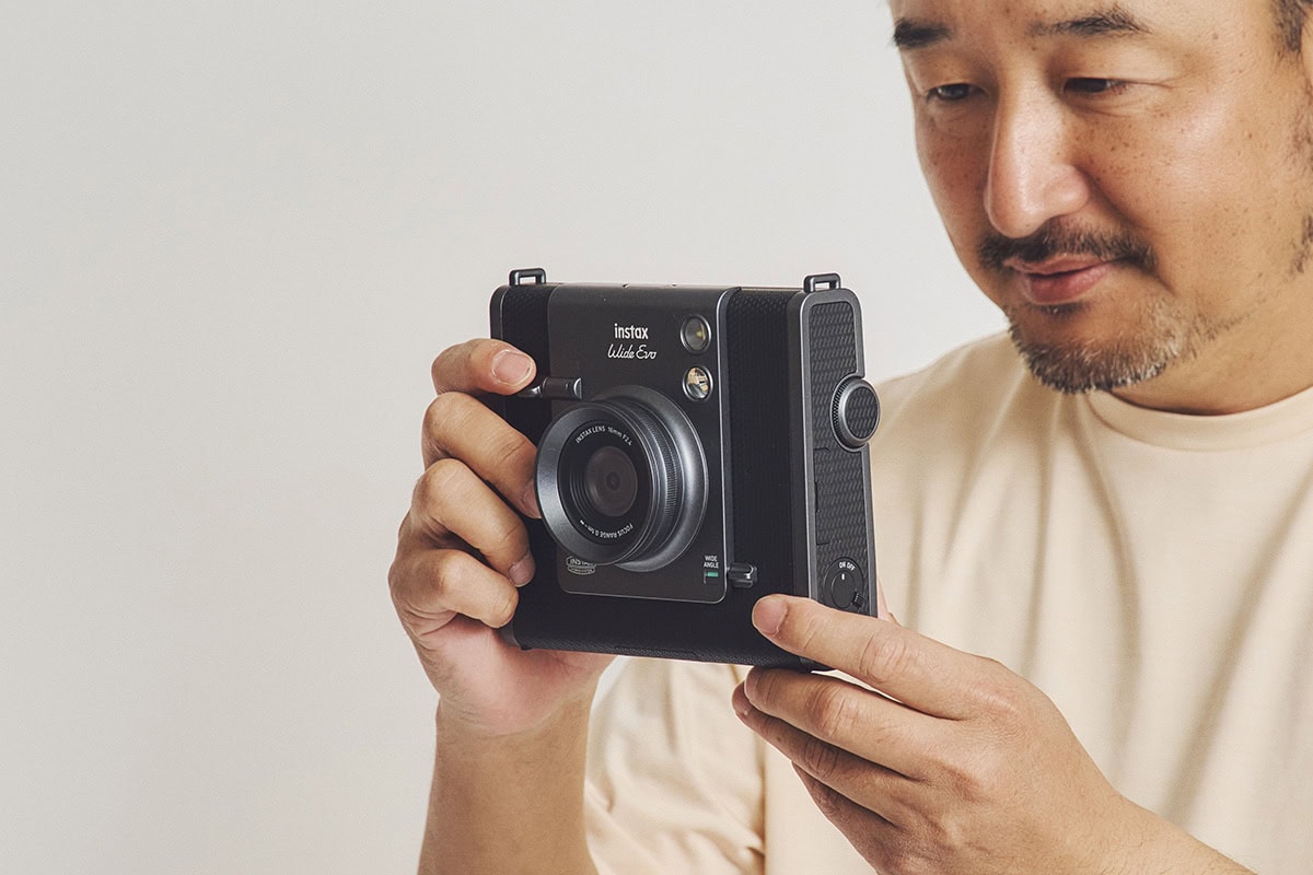 “チェキ” instax WIDE Evo™
オープン価格（実勢税込価格￥55,000／編集部調べ）