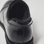 かかとの内部に入った月形芯の上端が、左右に開いているカーブ形状のＶ字構造とソフトな裏クッション材により靴ベラが要らず、ハンズフリーで履ける