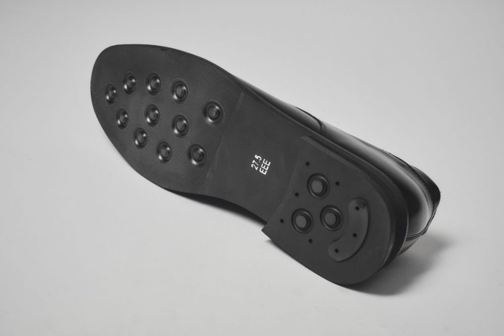 アウトソールはグリップ力のあるラバー製で走れるほど安定している
