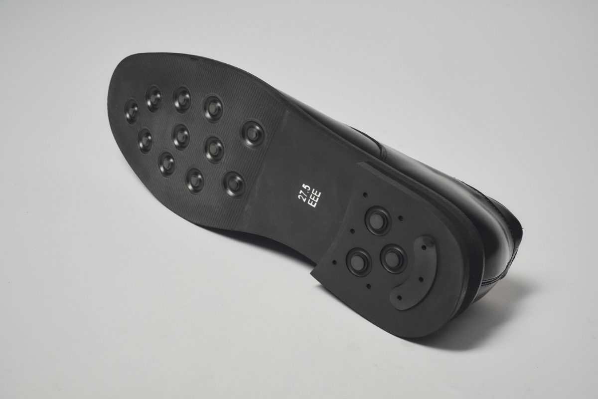 アウトソールはグリップ力のあるラバー製で走れるほど安定している